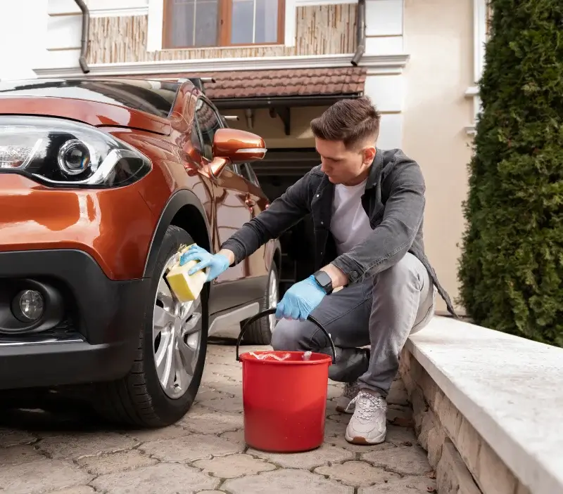 Lavage auto à domicile Uhart-Cize : professionnel intervenant sur un véhicule